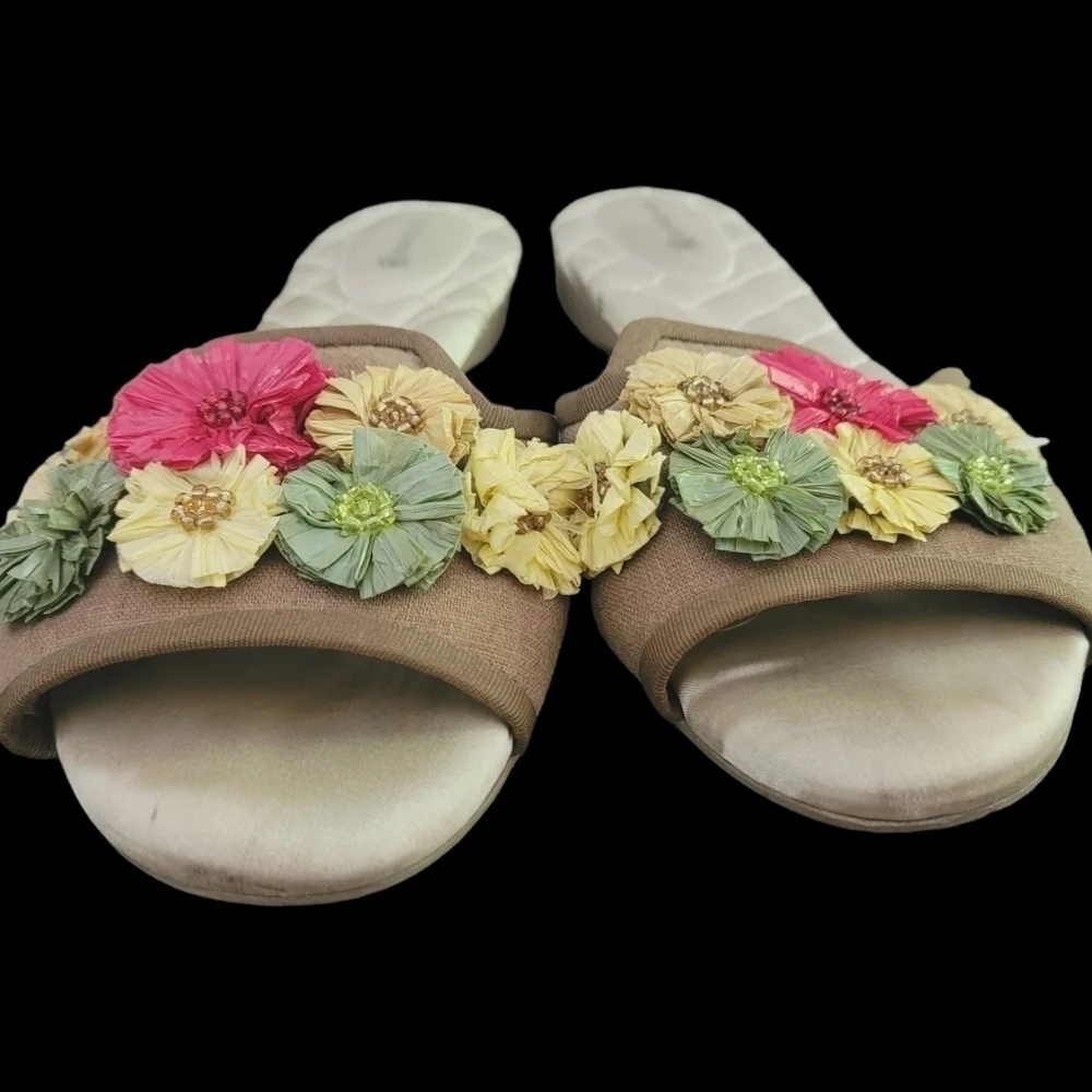 BIRDIES The Chickadee Raffie Floral Sandals